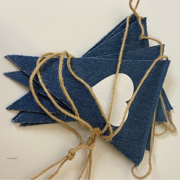 Denim banner with hearts and the letters LOVE printed in white - Picture 10 of 10